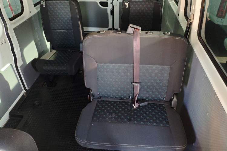 Used SAIC MAXUS Xintu V80 2021 2.0T PLUS Manual All-Around King Long Wheelbase Mid-Roof Variant with 6/7/8/9 Seats Interior 4