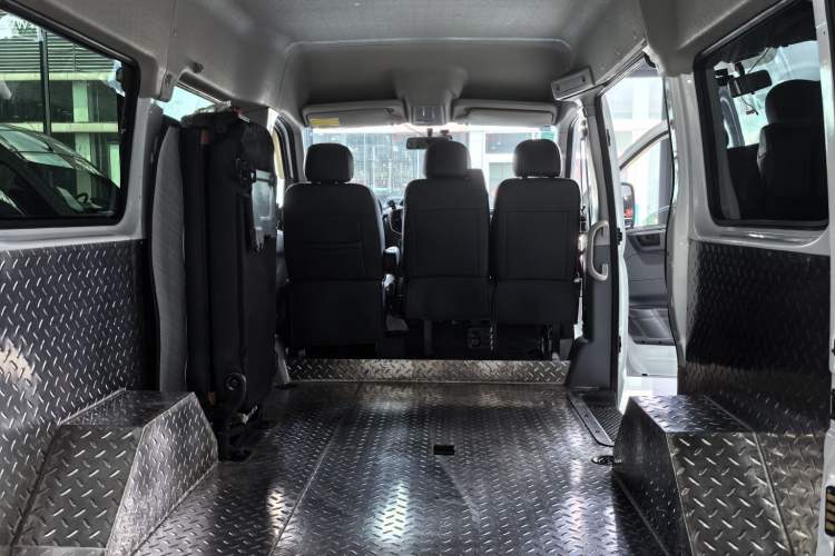 Used SAIC MAXUS Xintu V80 2021 2.0T Manual Classic Aoyuntong Short Wheelbase Mid-Roof 5/6-Seater Interior 5