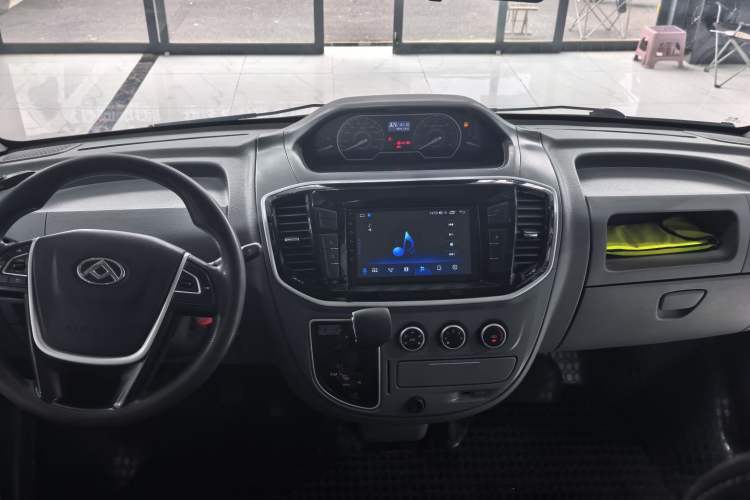 Used SAIC MAXUS Xintu V80 2021 2.0T AMT Classic Aoyuntong Short Wheelbase Mid-Roof 5/6-Seater Interior 7