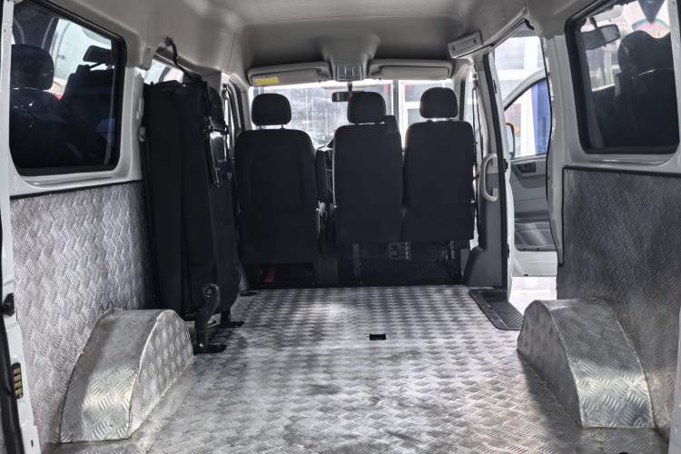 Used SAIC MAXUS Xintu V80 2021 2.0T AMT Classic Aoyuntong Short Wheelbase Mid-Roof 5/6-Seater Interior 8
