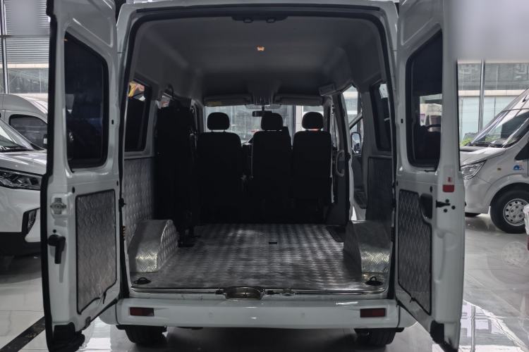 Used SAIC MAXUS Xintu V80 2021 2.0T AMT Classic Aoyuntong Short Wheelbase Mid-Roof 5/6-Seater Interior 9