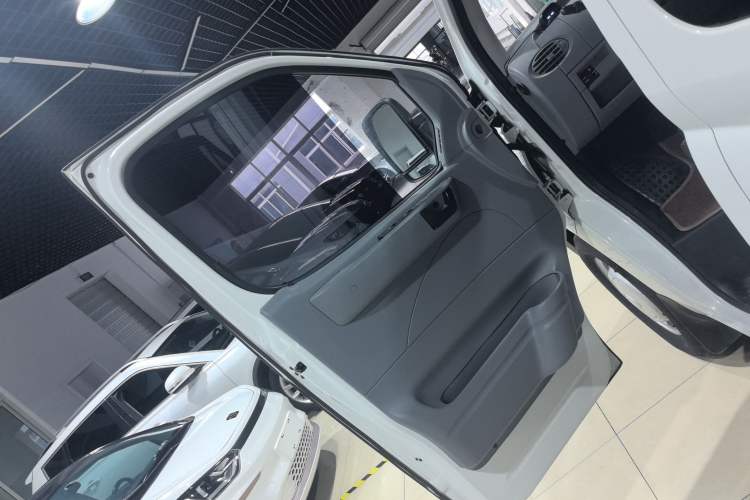Used SAIC MAXUS Xintu V80 2021 2.0T PLUS AMT City Edition Short Wheelbase Ultra-Low Roof 5/6-Seater Left Front Door Interior