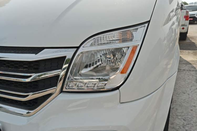 Used SAIC MAXUS Xintu V80 2021 2.0T AMT Classic Aoyuntong Short Wheelbase Ultra-Low Roof 5/6-Seater Left Front Headlight