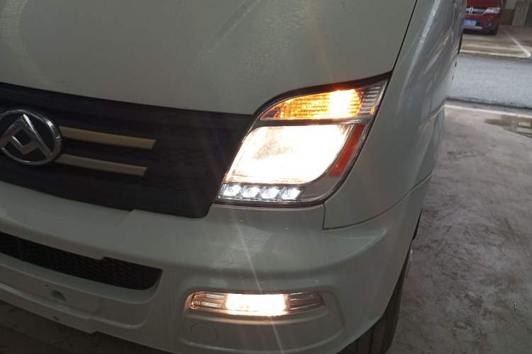 Used SAIC MAXUS Xintu V80 2021 2.0T Manual Classic City Delivery King Short Wheelbase Mid-Roof Design 3 Seats Left Front Headlight