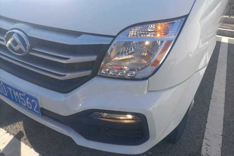 Used SAIC MAXUS Xintu V80 2021 2.0T Manual Classic City Delivery King Short Wheelbase Mid-Roof Design 3 Seats Left Front Headlight