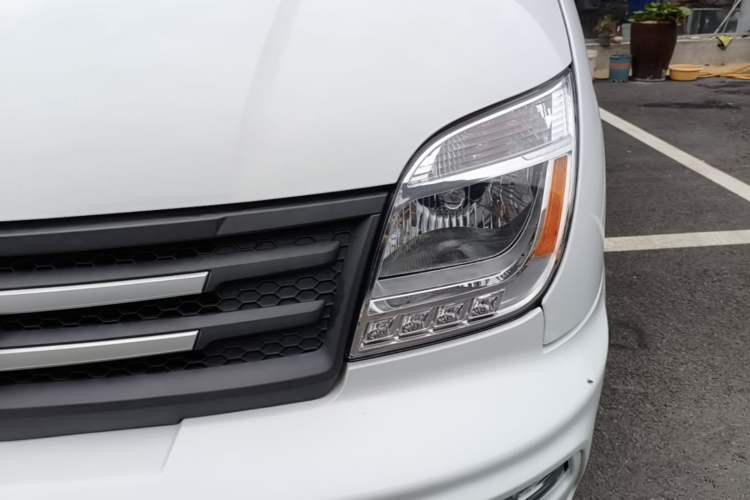 Used SAIC MAXUS Xintu V80 2021 2.0T Manual Classic Aoyuntong Long Wheelbase Mid-Roof 6/7/8/9-Seater Left Front Headlight