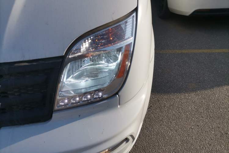 Used SAIC MAXUS Xintu V80 2021 2.0T Manual Classic City Delivery King Short Wheelbase Mid-Roof Design 3 Seats Left Front Headlight