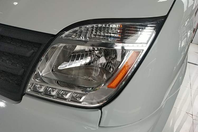 Used SAIC MAXUS Xintu V80 2021 2.0T Manual Classic Aoyuntong 127 PS Mid-axle Mid-roof 6/7/8/9-Seater Left Front Headlight