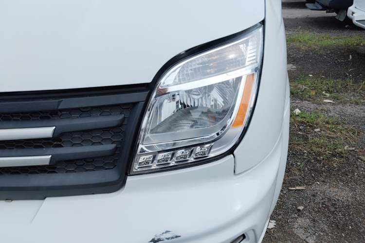 Used SAIC MAXUS Xintu V80 2021 2.0T Manual Classic Aoyuntong 127 PS Mid-axle Mid-roof 6/7/8/9-Seater Left Front Headlight