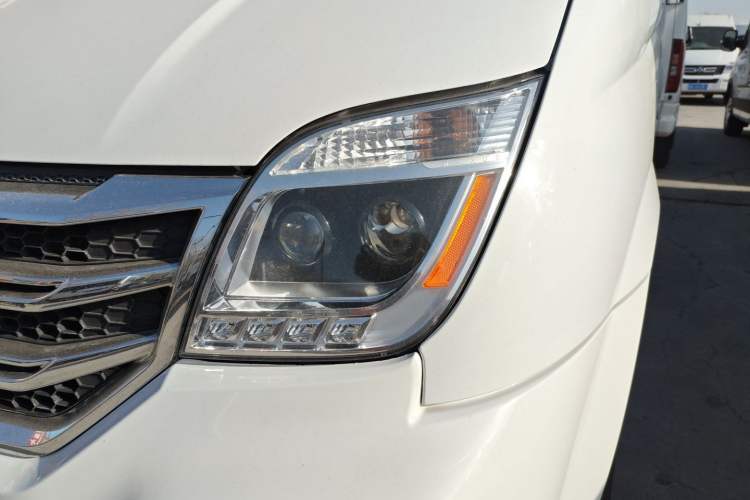Used SAIC MAXUS Xintu V80 2021 2.0T PLUS Manual All-Around King Long Wheelbase Mid-Roof Variant with 6/7/8/9 Seats Left Front Headlight