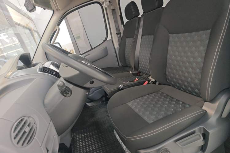 Used SAIC MAXUS Xintu V80 2021 2.0T AMT Classic Aoyuntong Long Wheelbase Mid-Roof 6/7/8/9-Seater Left Front Seat