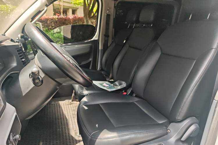 Used SAIC MAXUS Xintu V80 2021 2.0T Manual Classic Aoyuntong Short Wheelbase Ultra-Low Roof 5/6-Seater Left Front Seat