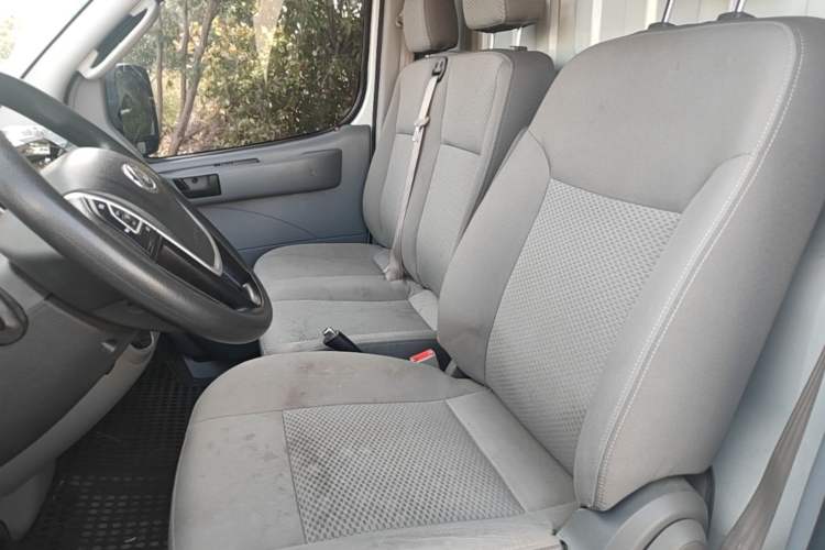 Used SAIC MAXUS Xintu V80 2021 2.0T Manual Classic City Delivery King Long Wheelbase Mid-Roof 3 Seats Left Front Seat