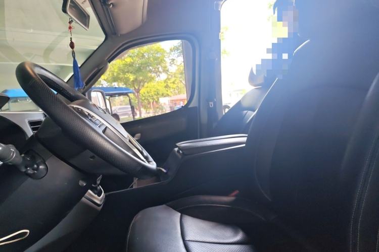 Used SAIC MAXUS Xintu V80 2021 2.0T PLUS AMT All-in-One King Long Wheelbase Mid-Roof Design—6/7/8/9-Seater Left Front Seat