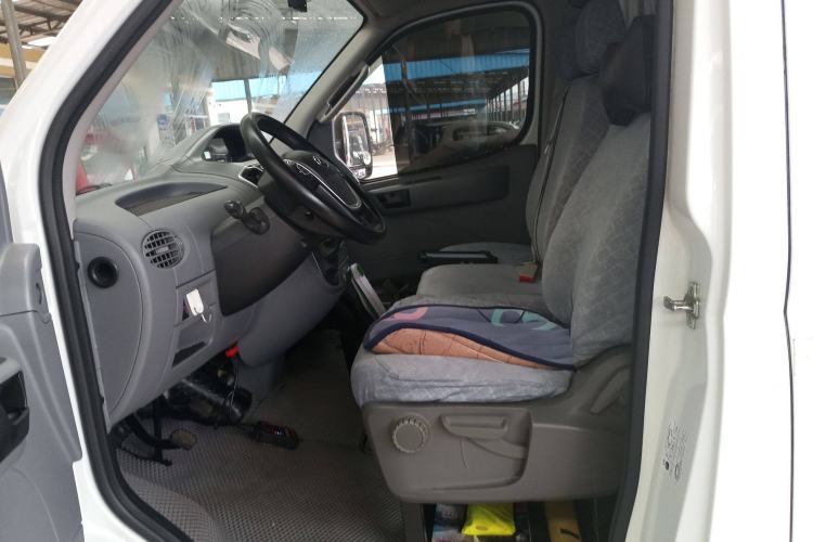 Used SAIC MAXUS Xintu V80 2021 2.0T Manual Classic City Delivery King Short Wheelbase Mid-Roof Design 3 Seats Left Front Seat