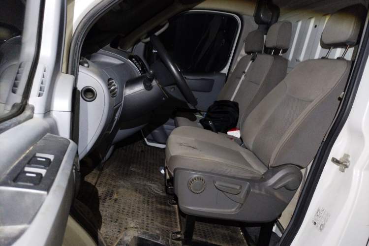Used SAIC MAXUS Xintu V80 2021 2.0T AMT Classic City Distribution King Long Wheelbase Mid-Roof 3-Seater Left Front Seat