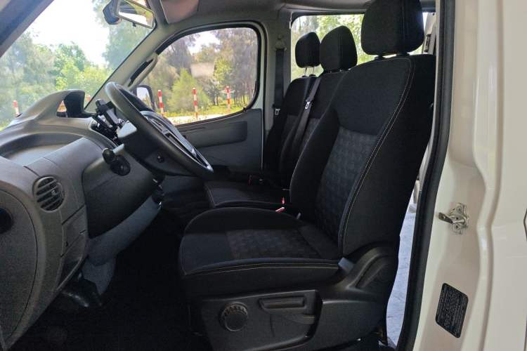 Used SAIC MAXUS Xintu V80 2021 2.0T Manual Classic Aoyuntong Short Wheelbase Ultra-Low Roof 5/6-Seater Left Front Seat