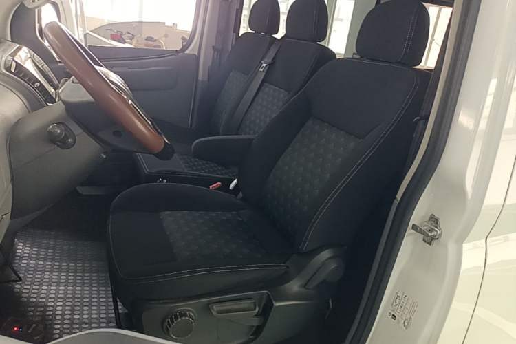 Used SAIC MAXUS Xintu V80 2021 2.0T Manual Classic Aoyuntong Short Wheelbase Mid-Roof 5/6-Seater Left Front Seat