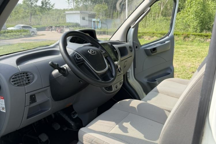 Used SAIC MAXUS Xintu V80 2021 2.0T Manual Classic City Delivery King Short Wheelbase Mid-Roof Design 3 Seats Left Front Seat