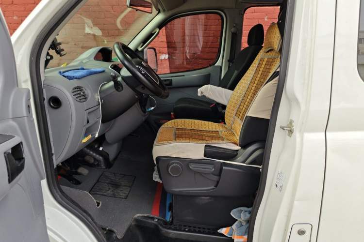 Used SAIC MAXUS Xintu V80 2021 2.0T Manual Classic Aoyuntong Short Wheelbase Mid-Roof 5/6-Seater Left Front Seat