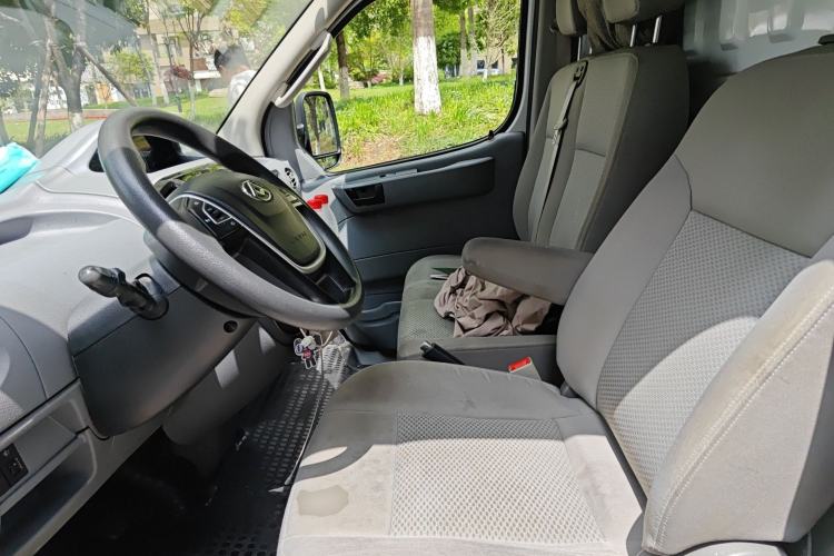 Used SAIC MAXUS Xintu V80 2021 2.0T Manual Classic City Delivery King Short Wheelbase Mid-Roof Design 3 Seats Left Front Seat