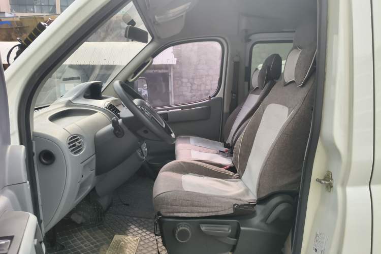 Used SAIC MAXUS Xintu V80 2021 2.0T AMT Classic Aoyuntong Short Wheelbase Mid-Roof 5/6-Seater Left Front Seat