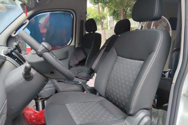 Used SAIC MAXUS Xintu V80 2021 2.0T Manual Classic Aoyuntong Long Wheelbase Mid-Roof 6/7/8/9-Seater Left Front Seat