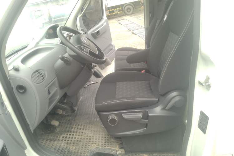 Used SAIC MAXUS Xintu V80 2021 2.0T Manual Classic Aoyuntong Short Wheelbase Ultra-Low Roof 5/6-Seater Left Front Seat