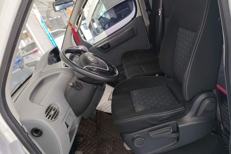 Used SAIC MAXUS Xintu V80 2021 2.0T Manual Classic Aoyuntong Short Wheelbase Ultra-Low Roof 5/6-Seater Left Front Seat