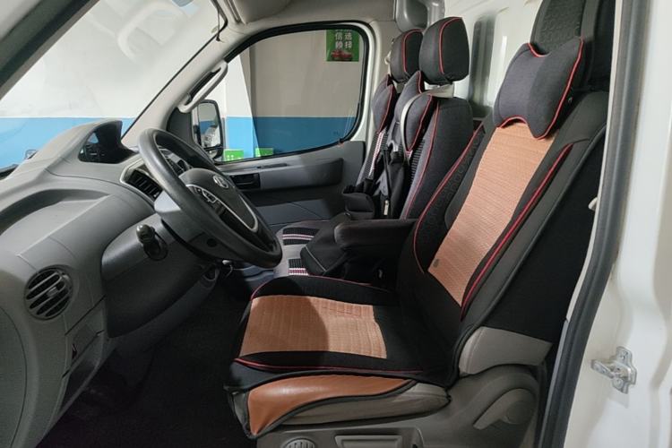Used SAIC MAXUS Xintu V80 2021 2.0T Manual Classic City Delivery King Short Wheelbase Mid-Roof Design 3 Seats Left Front Seat
