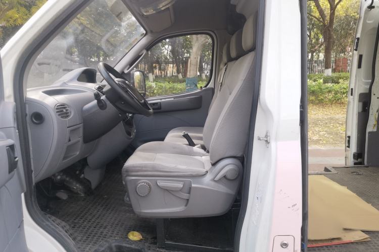 Used SAIC MAXUS Xintu V80 2021 2.0T Manual Classic City Delivery King Long Wheelbase Mid-Roof 3 Seats Left Front Seat