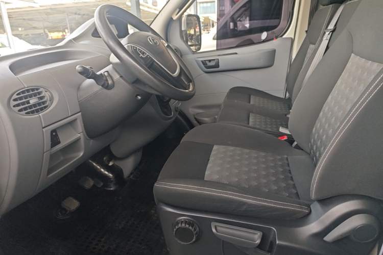 Used SAIC MAXUS Xintu V80 2021 2.0T Manual Classic Aoyuntong Short Wheelbase Ultra-Low Roof 5/6-Seater Left Front Seat