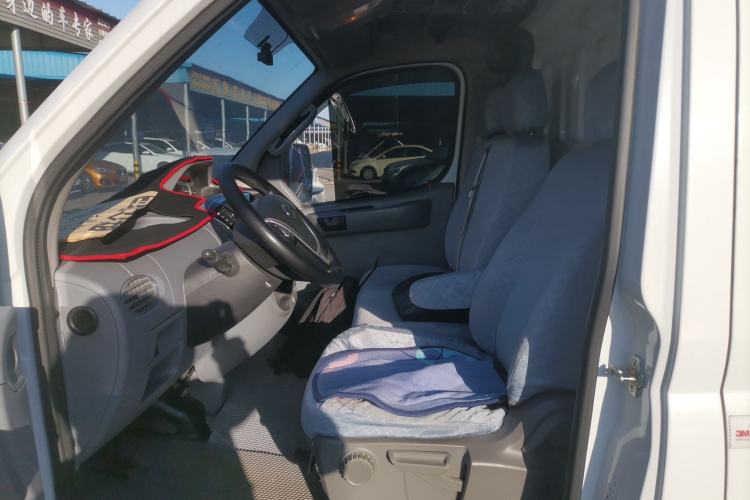 Used SAIC MAXUS Xintu V80 2021 2.0T Manual Classic City Delivery King Short Wheelbase Mid-Roof Design 3 Seats Left Front Seat