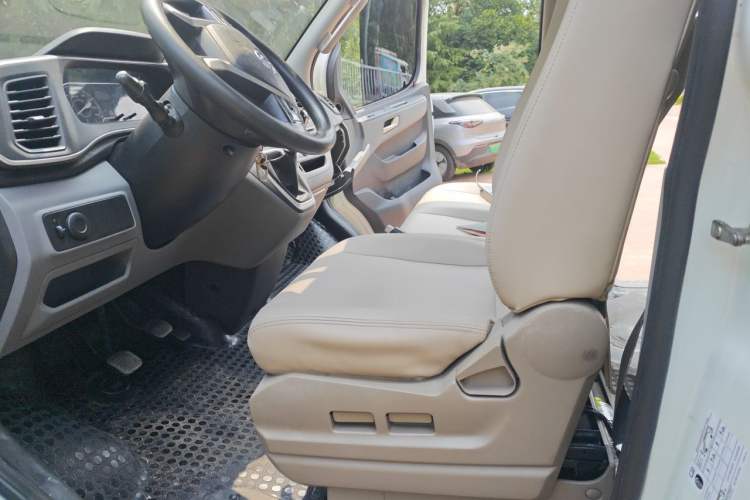 Used SAIC MAXUS Xintu V80 2021 2.0T Manual Classic Aoyuntong 139 PS Mid-axle Mid-roof 6/7/8/9-Seater Left Front Seat