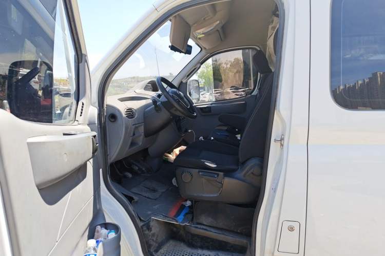 Used SAIC MAXUS Xintu V80 2021 2.0T Manual Classic Aoyuntong Short Wheelbase Mid-Roof 5/6-Seater Left Front Seat