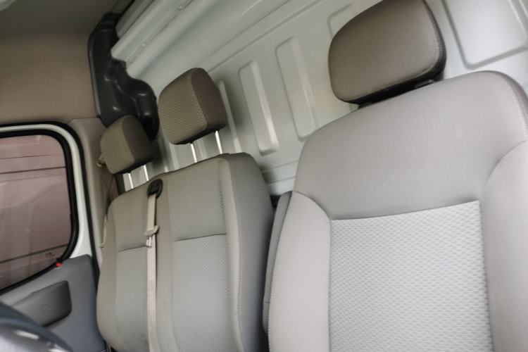 Used SAIC MAXUS Xintu V80 2021 2.0T Manual Classic City Delivery King Short Wheelbase Mid-Roof Design 3 Seats Left Front Seat