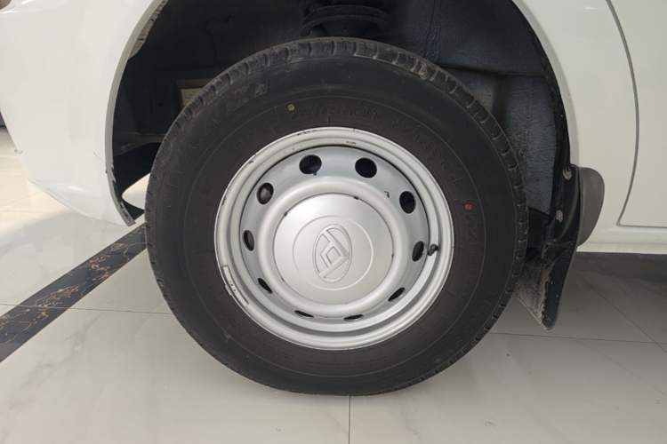 Used SAIC MAXUS Xintu V80 2021 2.0T AMT Classic Aoyuntong Long Wheelbase Mid-Roof 6/7/8/9-Seater Left Front Wheel Hub