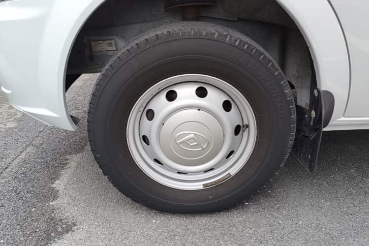 Used SAIC MAXUS Xintu V80 2021 2.0T Manual Classic Aoyuntong Long Wheelbase Mid-Roof 6/7/8/9-Seater Left Front Wheel Hub