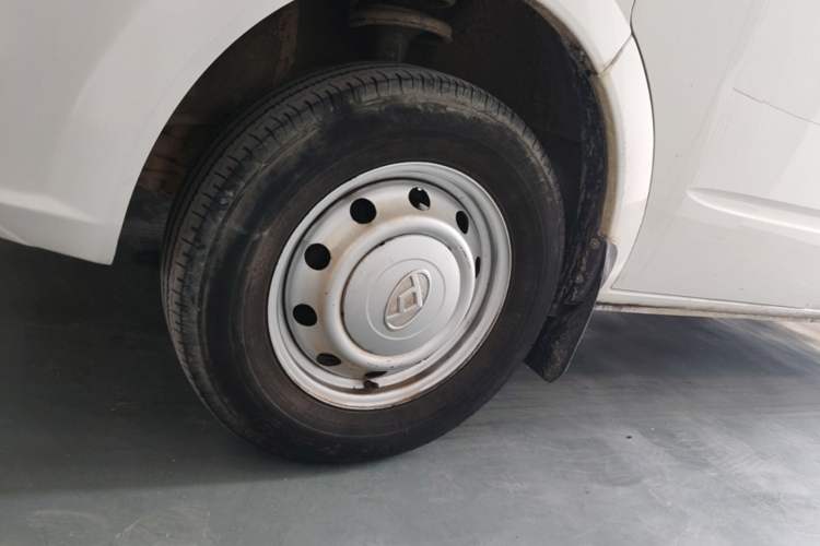 Used SAIC MAXUS Xintu V80 2021 2.0T Manual Classic Aoyuntong Short Wheelbase Ultra-Low Roof 5/6-Seater Left Front Wheel Hub