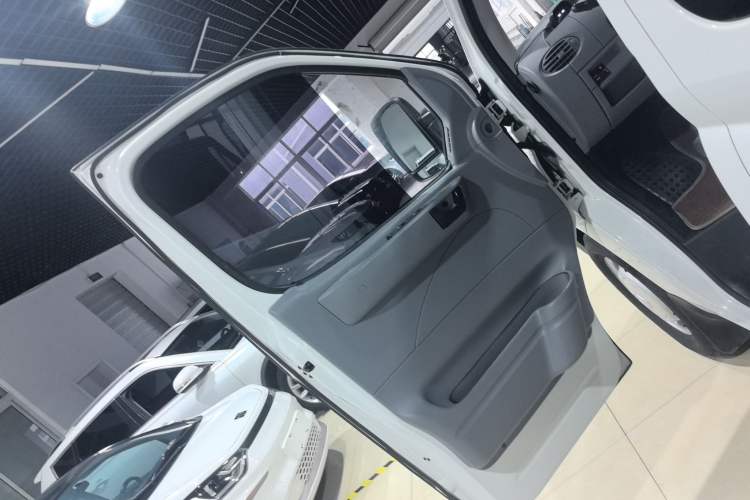 Used SAIC MAXUS Xintu V80 2021 2.0T PLUS AMT City Edition Short Wheelbase Ultra-Low Roof 5/6-Seater Left Rear Door Interior