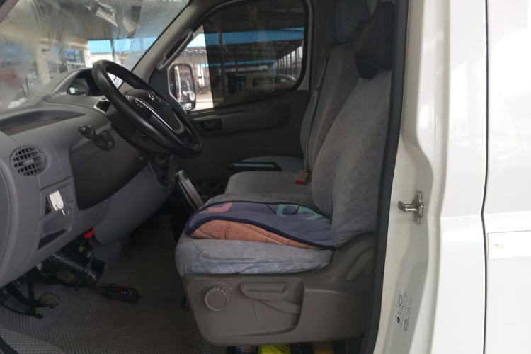 Used SAIC MAXUS Xintu V80 2021 2.0T Manual Classic City Delivery King Short Wheelbase Mid-Roof Design 3 Seats Left Rear Seat