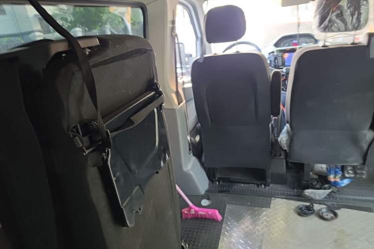Used SAIC MAXUS Xintu V80 2021 2.0T AMT Classic Aoyuntong Short Wheelbase Ultra-Low Roof 5/6-Seater Left Rear Seat