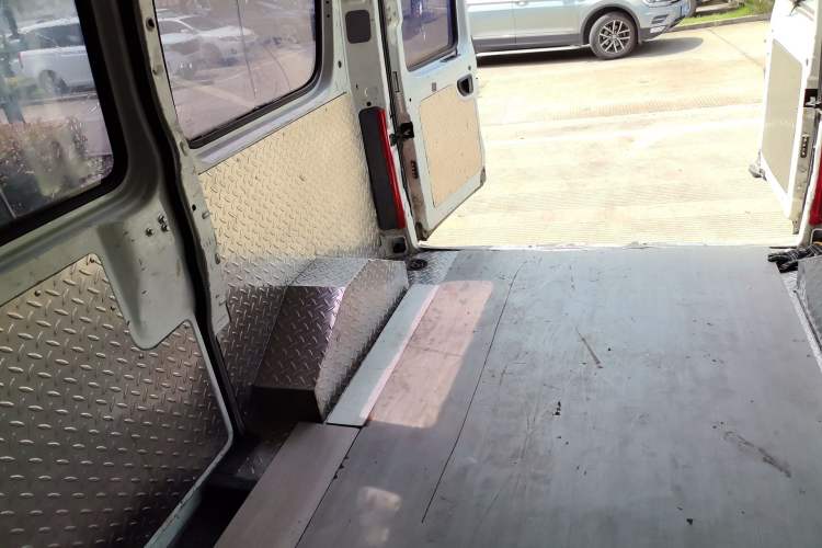 Used SAIC MAXUS Xintu V80 2021 2.0T City Distribution King 10th Anniversary Edition Left Rear Seat