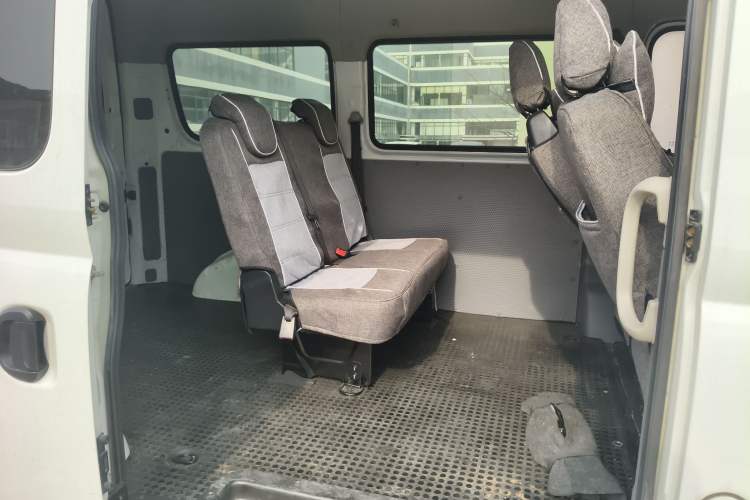 Used SAIC MAXUS Xintu V80 2021 2.0T AMT Classic Aoyuntong Short Wheelbase Mid-Roof 5/6-Seater Left Rear Seat