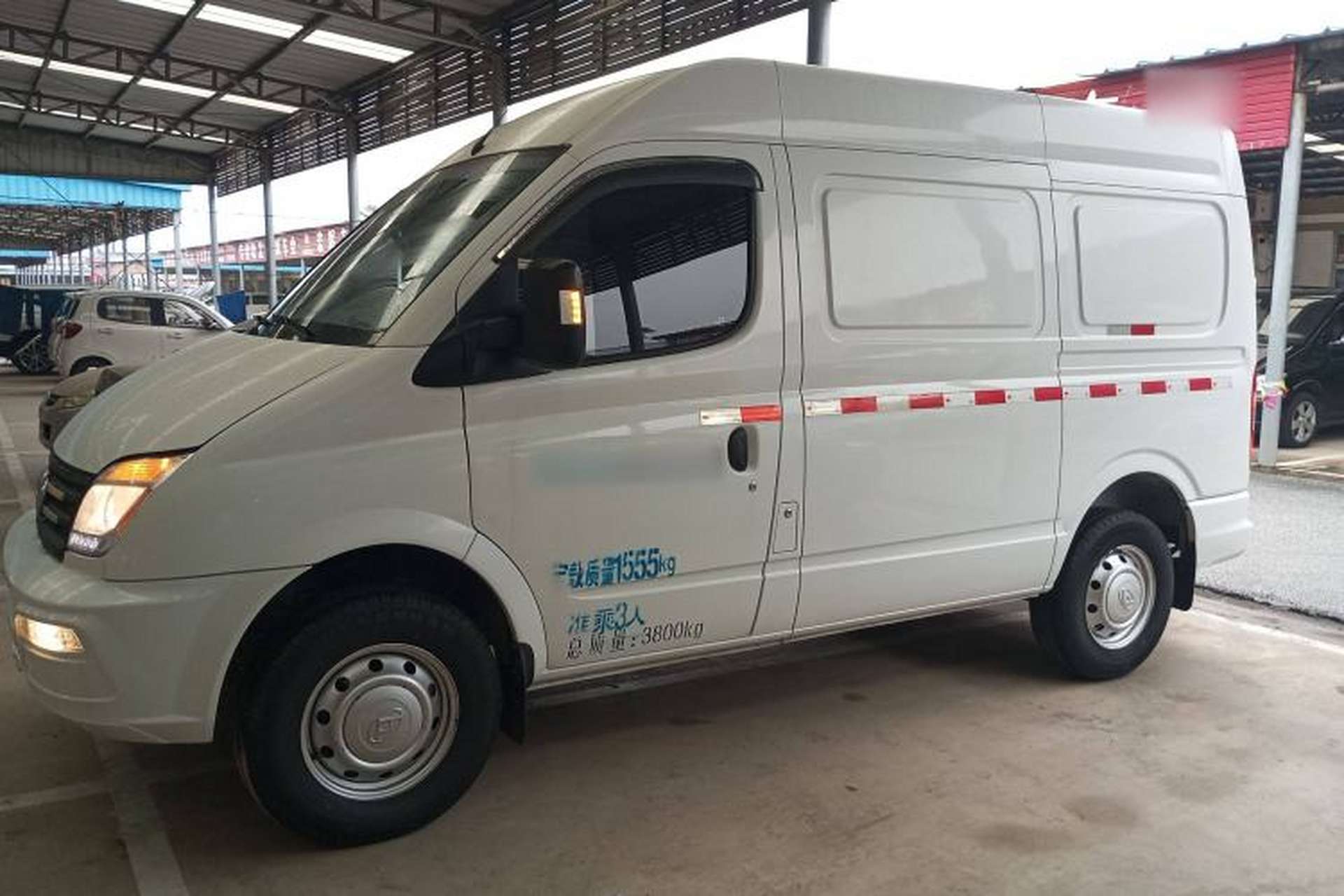 Used SAIC MAXUS Xintu V80 2021 2.0T Manual Classic City Delivery King Short Wheelbase Mid-Roof Design 3 Seats Left Side
