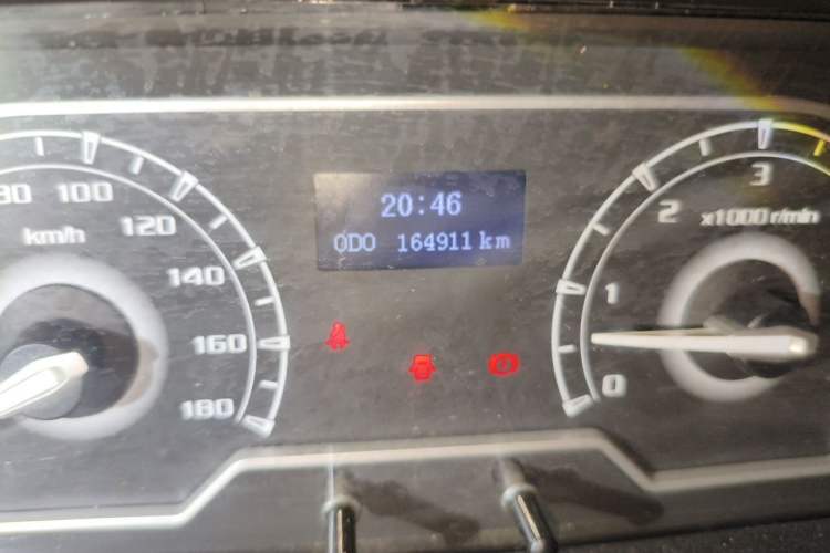 Used SAIC MAXUS Xintu V80 2021 2.0T Manual Classic Aoyuntong Short Wheelbase Mid-Roof 5/6-Seater Odometer Close Up