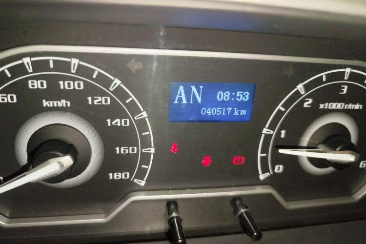 Used SAIC MAXUS Xintu V80 2021 2.0T AMT Classic Aoyuntong Short Wheelbase Ultra-Low Roof 5/6-Seater Odometer Close Up