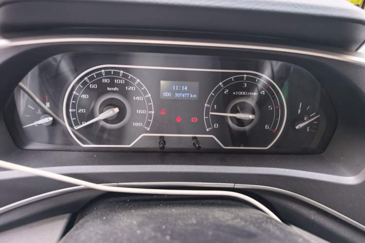 Used SAIC MAXUS Xintu V80 2021 2.0T Manual Classic Aoyuntong 127 PS Mid-axle Mid-roof 6/7/8/9-Seater Odometer Close Up