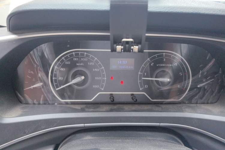 Used SAIC MAXUS Xintu V80 2021 2.0T PLUS Manual Aoyuntong Short Wheelbase Mid-Roof 5/6-Seater Odometer Close Up