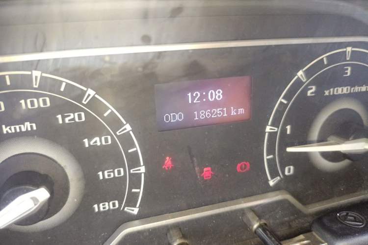 Used SAIC MAXUS Xintu V80 2021 2.0T Manual Classic Aoyuntong Short Wheelbase Mid-Roof 5/6-Seater Odometer Close Up
